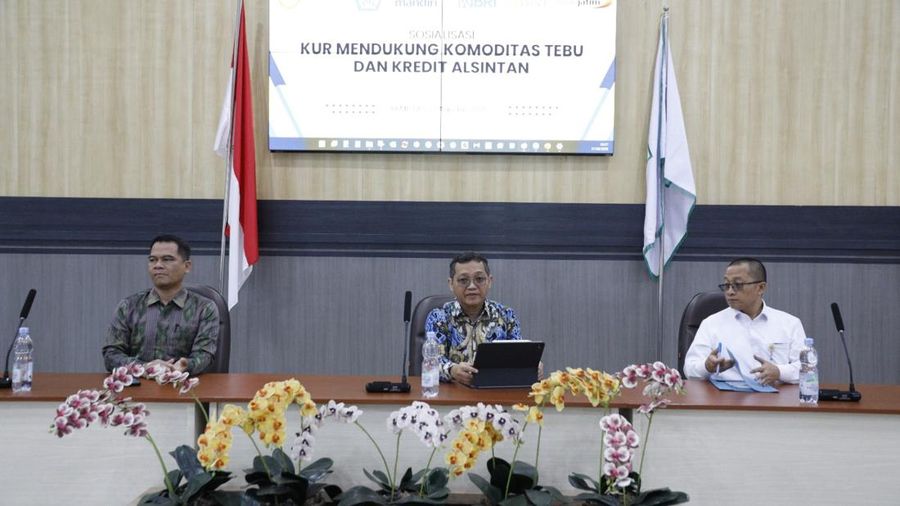 Deputi Bidang Koordinasi Pengelolaan dan Pengembangan Usaha BUMN Kemenko Perekonomian Ferry Irawan (tengah) dalam acara sosialisasi dan koordinasi yang diselenggarakan oleh Kementerian Pertanian di Malang, Jawa Timur, Rabu (27/08). (Dok. ekon.go.id)