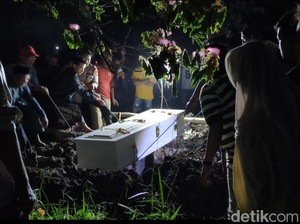 Ratusan Orang Iringi Pemakaman Tiara Korban Mutilasi di Lamongan