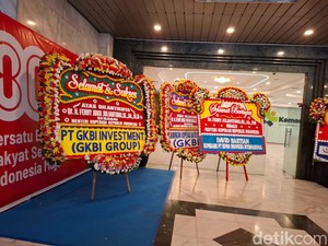 Karangan Bunga Berjejer Jelang Sertijab Menkop Ferry