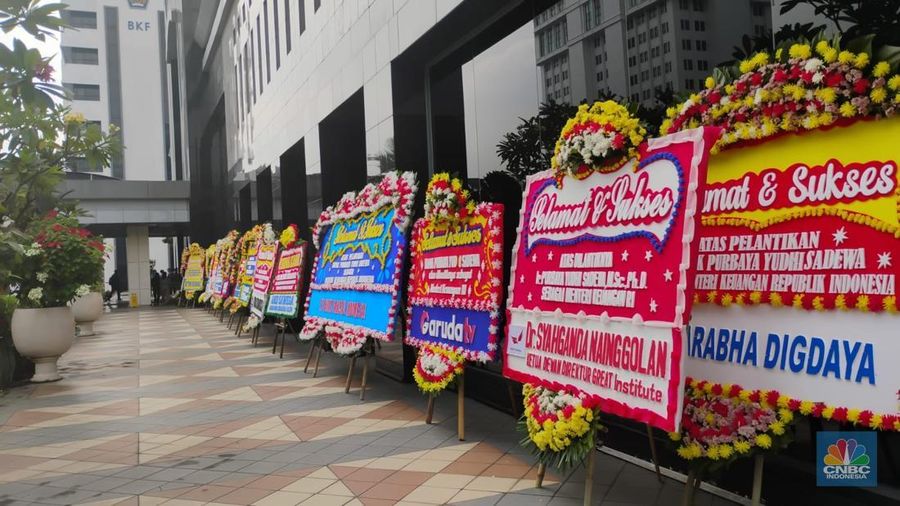 Karangan bunga ucapan selamat untuk Menteri Keuangan Purbaya Yudhi Sadewa penuhi gedung Kementerian Keuangan di Jakarta, Selasa (9/9/2025). (CNBC Indonesia/Arrijal Rachman)