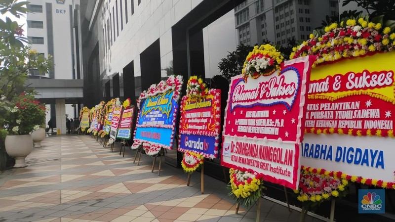 Karangan bunga ucapan selamat untuk Menteri Keuangan Purbaya Yudhi Sadewa penuhi gedung Kementerian Keuangan di Jakarta, Selasa (9/9/2025). (CNBC Indonesia/Arrijal Rachman)