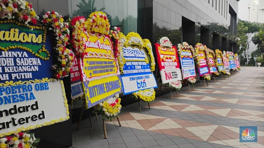 Karangan bunga ucapan selamat untuk Menteri Keuangan Purbaya Yudhi Sadewa penuhi gedung Kementerian Keuangan di Jakarta, Selasa (9/9/2025). (CNBC Indonesia/Arrijal Rachman)