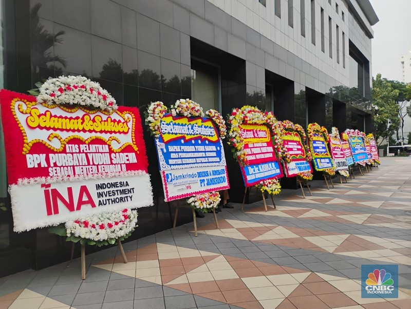 Karangan bunga ucapan selamat untuk Menteri Keuangan Purbaya Yudhi Sadewa penuhi gedung Kementerian Keuangan di Jakarta, Selasa (9/9/2025). (CNBC Indonesia/Arrijal Rachman) Karangan bunga ucapan selamat untuk Menteri Keuangan Purbaya Yudhi Sadewa penuhi gedung Kementerian Keuangan di Jakarta, Selasa (9/9/2025). (CNBC Indonesia/Arrijal Rachman)