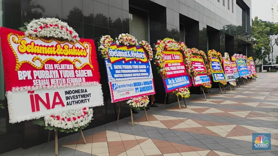 Karangan bunga ucapan selamat untuk Menteri Keuangan Purbaya Yudhi Sadewa penuhi gedung Kementerian Keuangan di Jakarta, Selasa (9/9/2025). (CNBC Indonesia/Arrijal Rachman)