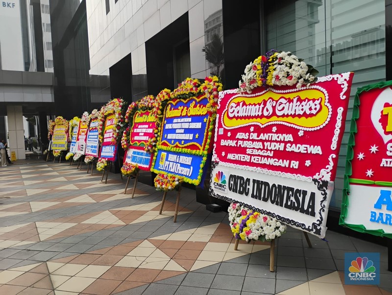 Karangan bunga ucapan selamat untuk Menteri Keuangan Purbaya Yudhi Sadewa penuhi gedung Kementerian Keuangan di Jakarta, Selasa (9/9/2025). (CNBC Indonesia/Arrijal Rachman)
