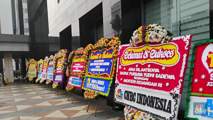 Karangan bunga ucapan selamat untuk Menteri Keuangan Purbaya Yudhi Sadewa penuhi gedung Kementerian Keuangan di Jakarta, Selasa (9/9/2025). (CNBC Indonesia/Arrijal Rachman)
