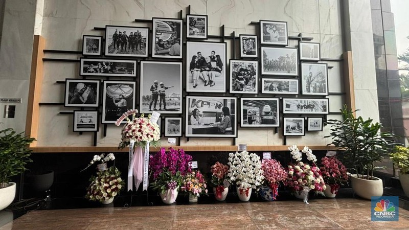Karangan bunga ucapan selamat untuk Menteri Keuangan Purbaya Yudhi Sadewa penuhi gedung Kementerian Keuangan di Jakarta, Selasa (9/9/2025). (CNBC Indonesia/Arrijal Rachman)