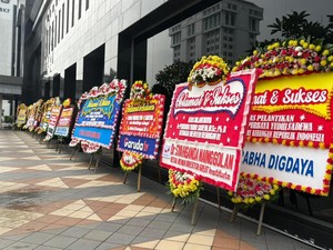 Deretan Karangan Bunga di Kemenkeu Jelang Sertijab Menkeu Purbaya