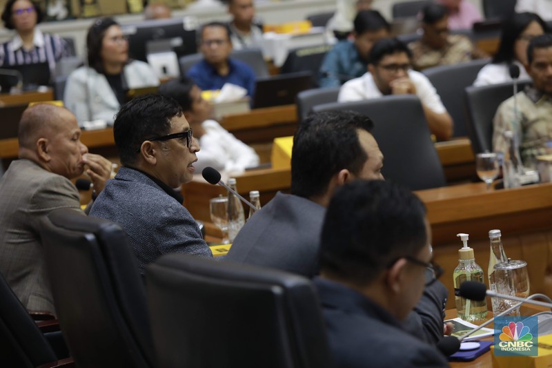 Ketua Baleg DPR RI Bob Hasan memimpin Raker dengan Menteri Hukum dan PPU DPD RI dalam rangka evaluasi Prolegnas RUU Prioritas tahun 2025, Jakarta, Selasa, (9/9/2025). (CNBC Indonesia/Muhammad Sabki)