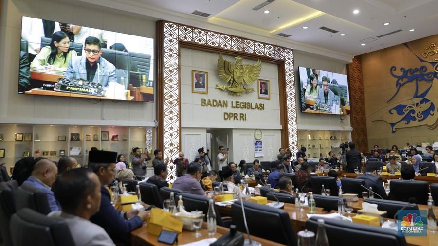 Ketua Baleg DPR RI Bob Hasan memimpin Raker dengan Menteri Hukum dan PPU DPD RI dalam rangka evaluasi Prolegnas RUU Prioritas tahun 2025, Jakarta, Selasa, (9/9/2025). (CNBC Indonesia/Muhammad Sabki)
