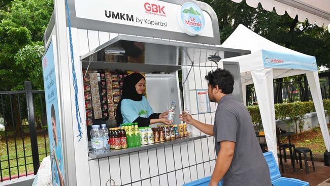 Dukung UMKM, Le Minerale Sediakan Gerobak Usaha Bagi Pedagang di GBK
