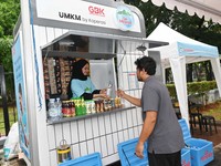Dukung UMKM, Le Minerale Sediakan Gerobak Usaha Bagi Pedagang di GBK