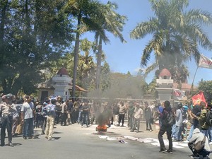 Demo Tolak Kenaikan Tunjangan, Mahasiswa Bakar Ban Depan Gedung DPRD NTT