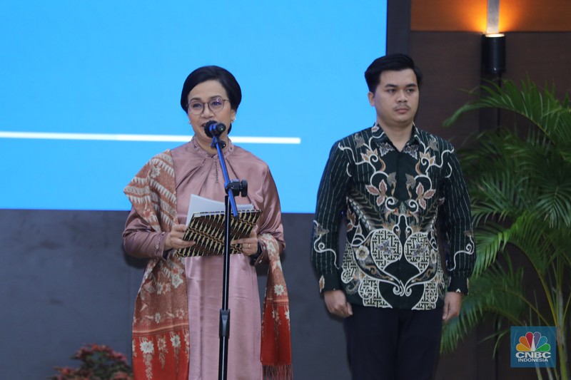 Menteri Keuangan Purbaya Yudhi Sadewa (kiri) saat acara Serah Terima Jabatan Menteri Keuangan di Aula Mezanin Gd Juanda 1, Kementerian Kuangan, Jakarta, Selasa (9/9/2025). (CNBC Indonesia/Tri Susilo)