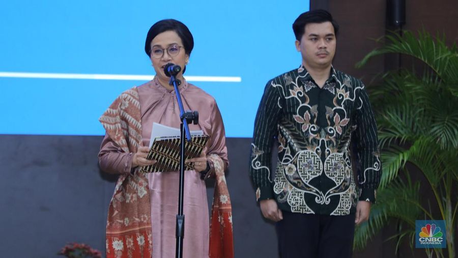 Menteri Keuangan Purbaya Yudhi Sadewa (kiri) saat acara Serah Terima Jabatan Menteri Keuangan di Aula Mezanin Gd Juanda 1, Kementerian Kuangan, Jakarta, Selasa (9/9/2025). (CNBC Indonesia/Tri Susilo)