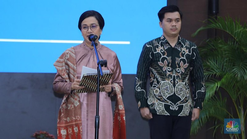 Menteri Keuangan Purbaya Yudhi Sadewa (kiri) saat acara Serah Terima Jabatan Menteri Keuangan di Aula Mezanin Gd Juanda 1, Kementerian Kuangan, Jakarta, Selasa (9/9/2025). (CNBC Indonesia/Tri Susilo)