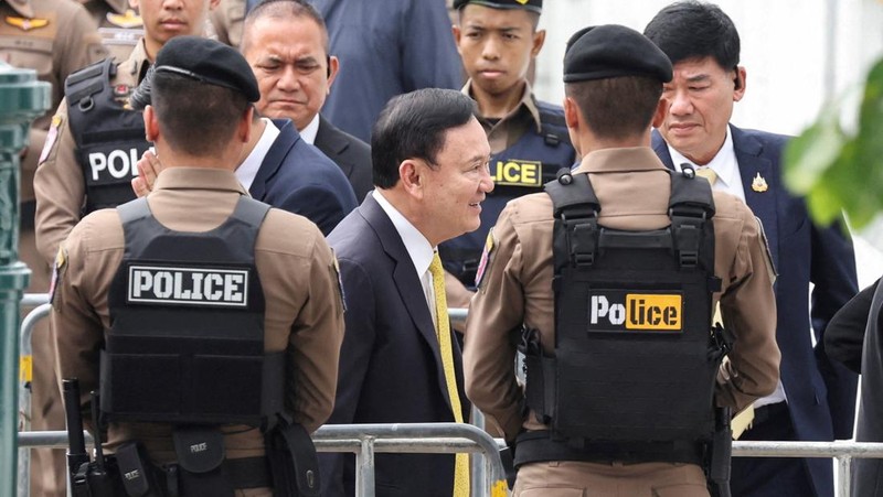 Mantan Perdana Menteri Thailand Thaksin Shinawatra tiba di Mahkamah Agung Bangkok, Thailand, Selasa (9/9/2025). (REUTERS/Athit Perawongmetha)
