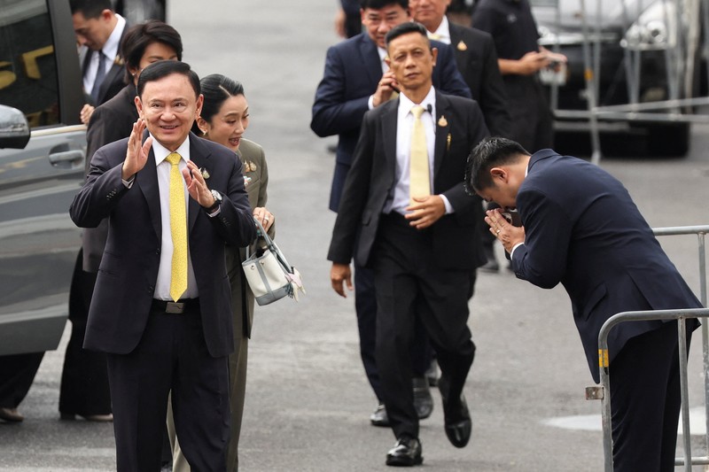 Mantan Perdana Menteri Thailand Thaksin Shinawatra tiba di Mahkamah Agung Bangkok, Thailand, Selasa (9/9/2025). (REUTERS/Athit Perawongmetha)