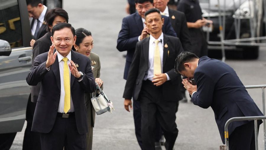 Mantan Perdana Menteri Thailand Thaksin Shinawatra tiba di Mahkamah Agung Bangkok, Thailand, Selasa (9/9/2025). (REUTERS/Athit Perawongmetha)
