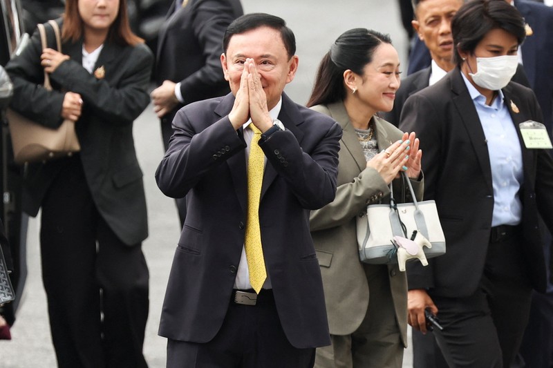 Mantan Perdana Menteri Thailand Thaksin Shinawatra tiba di Mahkamah Agung Bangkok, Thailand, Selasa (9/9/2025). (REUTERS/Athit Perawongmetha)
