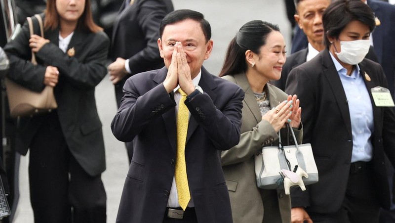Mantan Perdana Menteri Thailand Thaksin Shinawatra tiba di Mahkamah Agung Bangkok, Thailand, Selasa (9/9/2025). (REUTERS/Athit Perawongmetha)