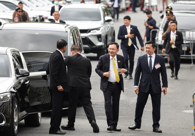 Mantan Perdana Menteri Thailand Thaksin Shinawatra tiba di Mahkamah Agung Bangkok, Thailand, Selasa (9/9/2025). (REUTERS/Athit Perawongmetha)