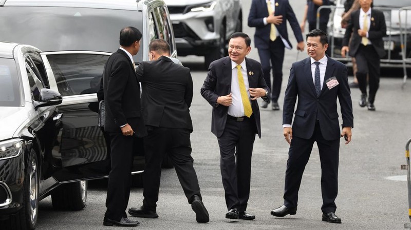 Mantan Perdana Menteri Thailand Thaksin Shinawatra tiba di Mahkamah Agung Bangkok, Thailand, Selasa (9/9/2025). (REUTERS/Athit Perawongmetha)