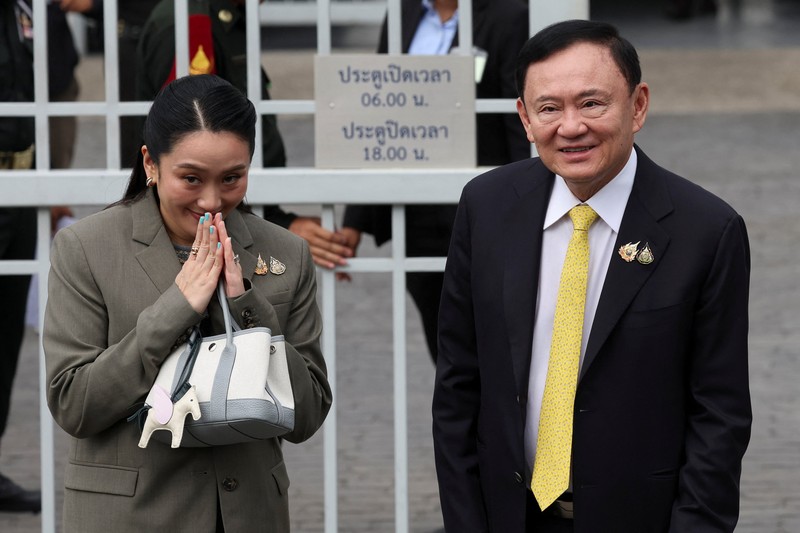 Mantan Perdana Menteri Thailand Thaksin Shinawatra tiba di Mahkamah Agung Bangkok, Thailand, Selasa (9/9/2025). (REUTERS/Athit Perawongmetha)