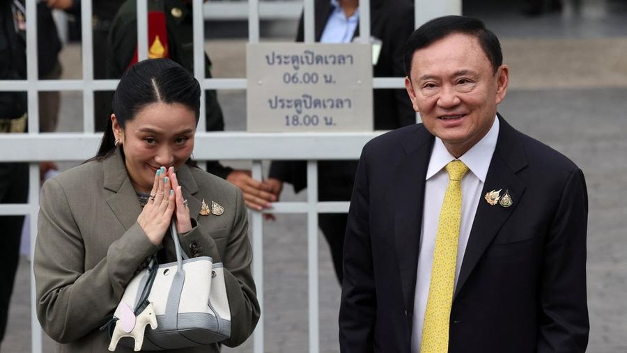 Mantan Perdana Menteri Thailand Thaksin Shinawatra tiba di Mahkamah Agung Bangkok, Thailand, Selasa (9/9/2025). (REUTERS/Athit Perawongmetha)