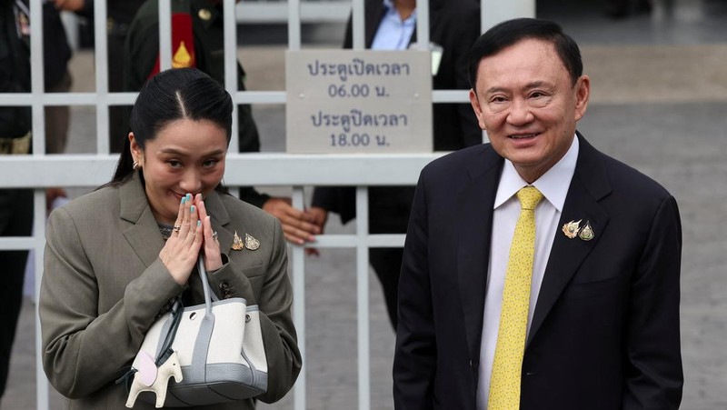 Mantan Perdana Menteri Thailand Thaksin Shinawatra tiba di Mahkamah Agung Bangkok, Thailand, Selasa (9/9/2025). (REUTERS/Athit Perawongmetha)