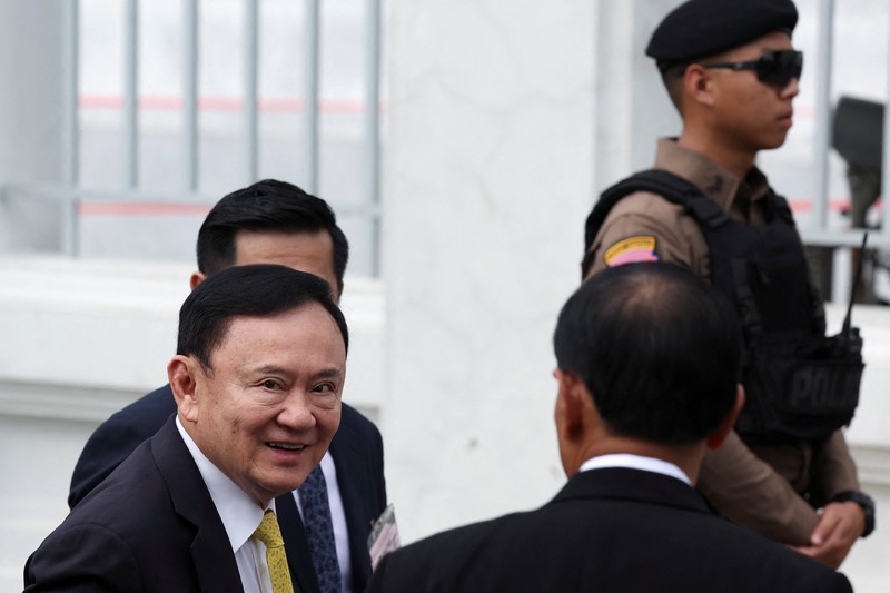 Mantan Perdana Menteri Thailand Thaksin Shinawatra tiba di Mahkamah Agung Bangkok, Thailand, Selasa (9/9/2025). (REUTERS/Athit Perawongmetha)