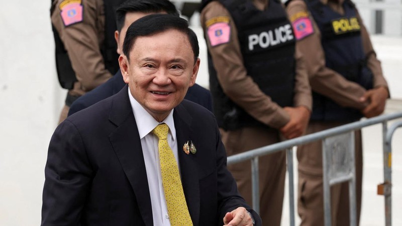 Mantan Perdana Menteri Thailand Thaksin Shinawatra tiba di Mahkamah Agung Bangkok, Thailand, Selasa (9/9/2025). (REUTERS/Athit Perawongmetha)