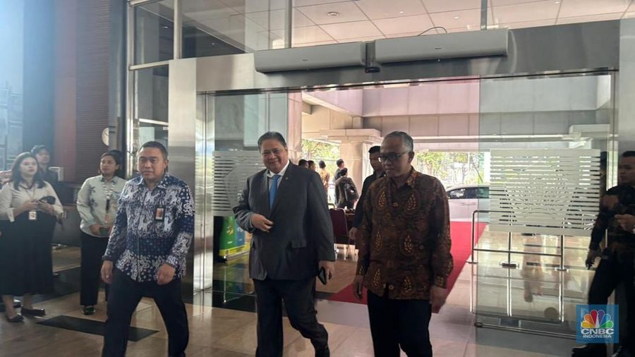 Menko Perekenomian Airlangga Hartarto tiba di Kementerian Kuangan, Jakarta, Selasa (9/9/2025). (CNBC INdonesia/Zahwa Madjid)