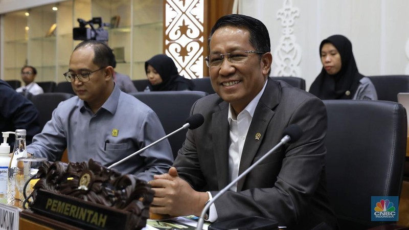 Ketua Baleg DPR RI Bob Hasan memimpin Raker dengan Menteri Hukum dan PPU DPD RI dalam rangka evaluasi Prolegnas RUU Prioritas tahun 2025, Jakarta, Selasa, (9/9/2025). (CNBC Indonesia/Muhammad Sabki)