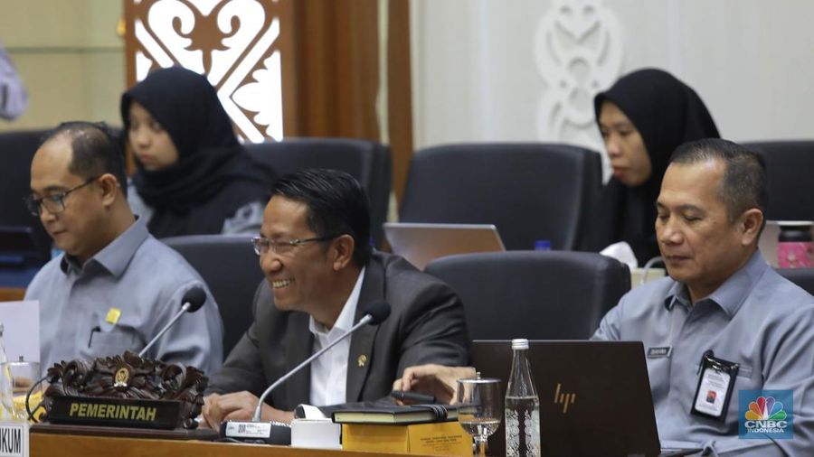 Ketua Baleg DPR RI Bob Hasan memimpin Raker dengan Menteri Hukum dan PPU DPD RI dalam rangka evaluasi Prolegnas RUU Prioritas tahun 2025, Jakarta, Selasa, (9/9/2025). (CNBC Indonesia/Muhammad Sabki)