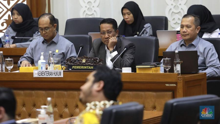Ketua Baleg DPR RI Bob Hasan memimpin Raker dengan Menteri Hukum dan PPU DPD RI dalam rangka evaluasi Prolegnas RUU Prioritas tahun 2025, Jakarta, Selasa, (9/9/2025). (CNBC Indonesia/Muhammad Sabki)