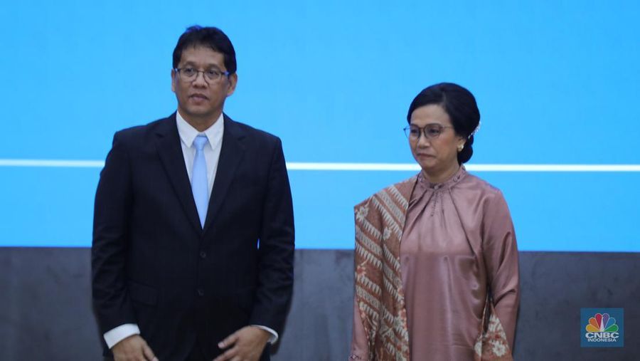 Menteri Keuangan Purbaya Yudhi Sadewa (kiri) dan Mantan Menteri Keuangan Sri Mulyani (kanan) saat acara Serah Terima Jabatan Menteri Keuangan di Aula Mezanin Gd Juanda 1, Kementerian Kuangan, Jakarta, Selasa (9/9/2025). (CNBC Indonesia/Tri Susilo)