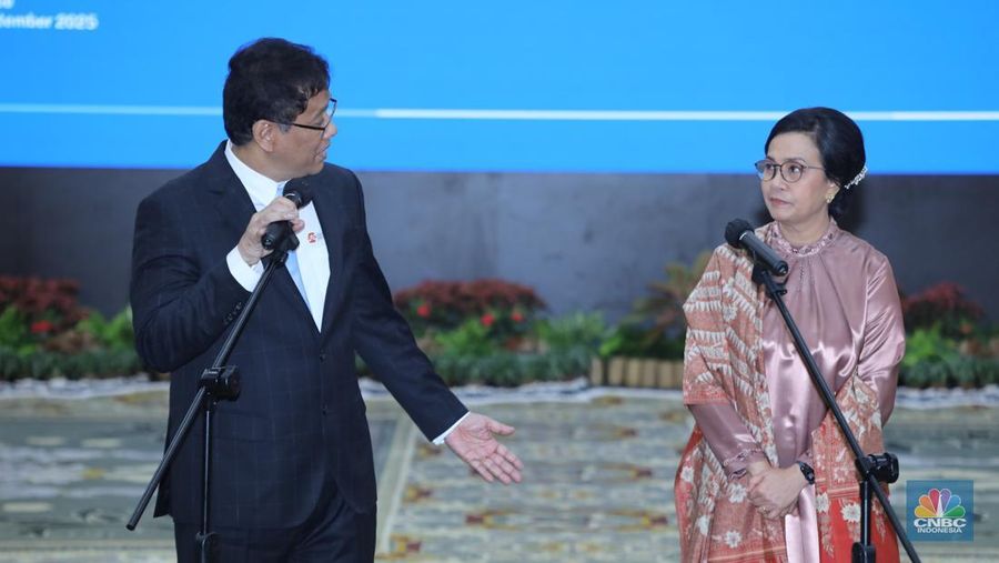 Menteri Keuangan Purbaya Yudhi Sadewa (kiri) dan Mantan Menteri Keuangan Sri Mulyani (kanan) saat acara Serah Terima Jabatan Menteri Keuangan di Aula Mezanin Gd Juanda 1, Kementerian Kuangan, Jakarta, Selasa (9/9/2025). (CNBC Indonesia/Tri Susilo)