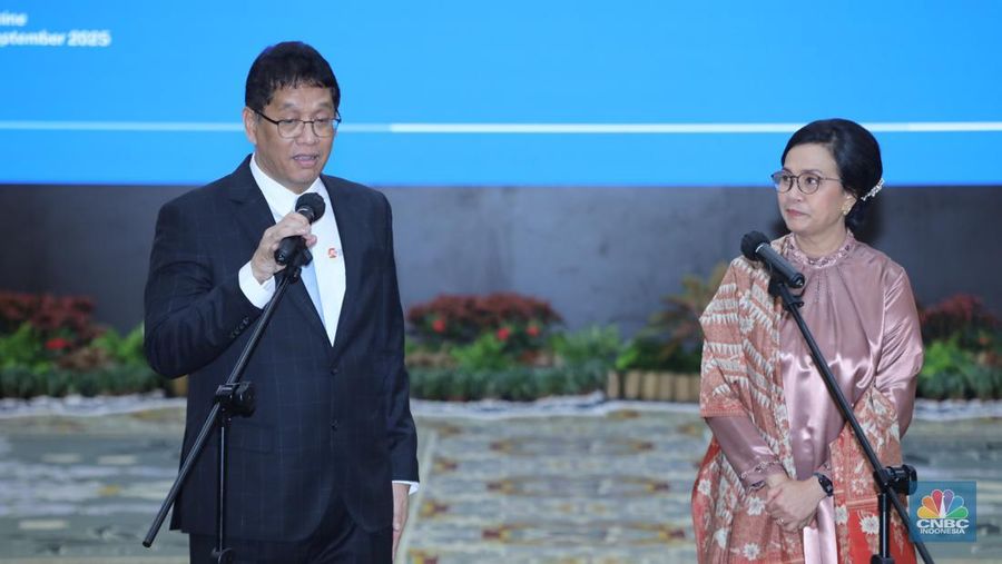 Menteri Keuangan Purbaya Yudhi Sadewa (kiri) dan Mantan Menteri Keuangan Sri Mulyani (kanan) saat acara Serah Terima Jabatan Menteri Keuangan di Aula Mezanin Gd Juanda 1, Kementerian Kuangan, Jakarta, Selasa (9/9/2025). (CNBC Indonesia/Tri Susilo)