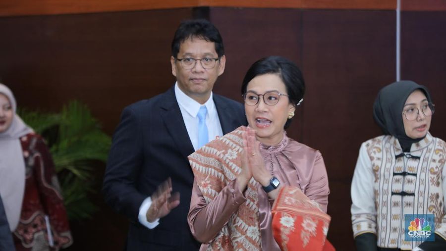 Menteri Keuangan Purbaya Yudhi Sadewa (kiri) dan Mantan Menteri Keuangan Sri Mulyani tiba di Aula Mezanin Gd Juanda 1, Kementerian Kuangan, Jakarta, Selasa (9/9/2025). (CNBC Indonesia/Tri Susilo)