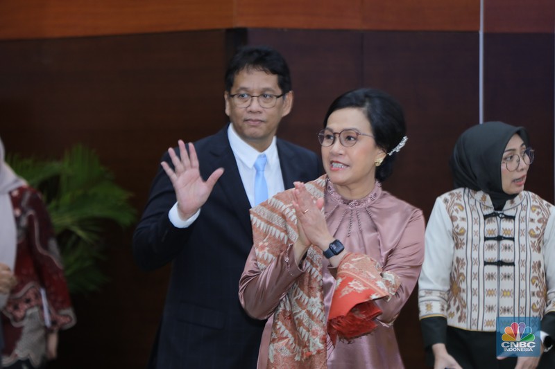 Menteri Keuangan Purbaya Yudhi Sadewa (kiri) saat acara Serah Terima Jabatan Menteri Keuangan di Aula Mezanin Gd Juanda 1, Kementerian Kuangan, Jakarta, Selasa (9/9/2025). (CNBC Indonesia/Tri Susilo)