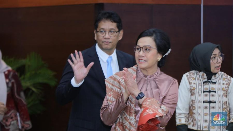 Menteri Keuangan Purbaya Yudhi Sadewa (kiri) saat acara Serah Terima Jabatan Menteri Keuangan di Aula Mezanin Gd Juanda 1, Kementerian Kuangan, Jakarta, Selasa (9/9/2025). (CNBC Indonesia/Tri Susilo)