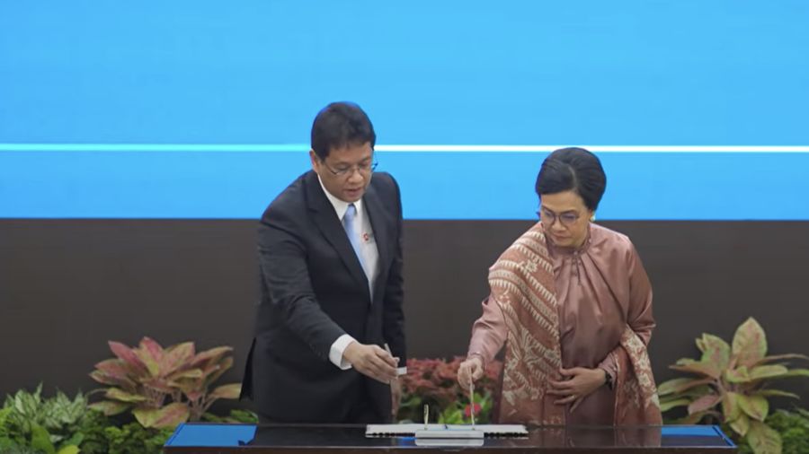 Menteri Keuangan Purbaya Yudhi Sadewa (kiri) saat acara Serah Terima Jabatan Menteri Keuangan di Aula Mezanin Gd Juanda 1, Kementerian Kuangan, Jakarta, Selasa (9/9/2025). (YouTube./Kementerian Keuangan RI)