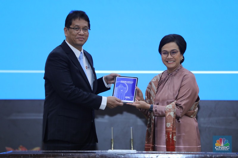 Menteri Keuangan Purbaya Yudhi Sadewa (kiri) saat acara Serah Terima Jabatan Menteri Keuangan di Aula Mezanin Gd Juanda 1, Kementerian Kuangan, Jakarta, Selasa (9/9/2025). (CNBC Indonesia/Tri Susilo)