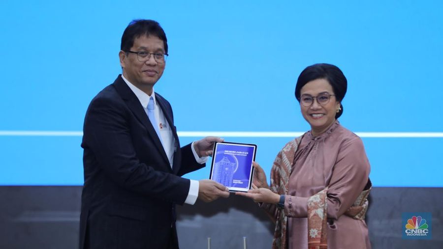 Menteri Keuangan Purbaya Yudhi Sadewa (kiri) saat acara Serah Terima Jabatan Menteri Keuangan di Aula Mezanin Gd Juanda 1, Kementerian Kuangan, Jakarta, Selasa (9/9/2025). (CNBC Indonesia/Tri Susilo)