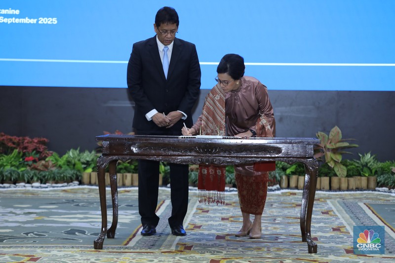 Menteri Keuangan Purbaya Yudhi Sadewa (kiri) saat acara Serah Terima Jabatan Menteri Keuangan di Aula Mezanin Gd Juanda 1, Kementerian Kuangan, Jakarta, Selasa (9/9/2025). (CNBC Indonesia/Tri Susilo)
