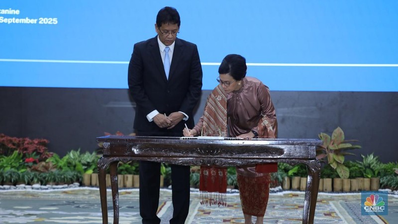Menteri Keuangan Purbaya Yudhi Sadewa (kiri) saat acara Serah Terima Jabatan Menteri Keuangan di Aula Mezanin Gd Juanda 1, Kementerian Kuangan, Jakarta, Selasa (9/9/2025). (CNBC Indonesia/Tri Susilo)