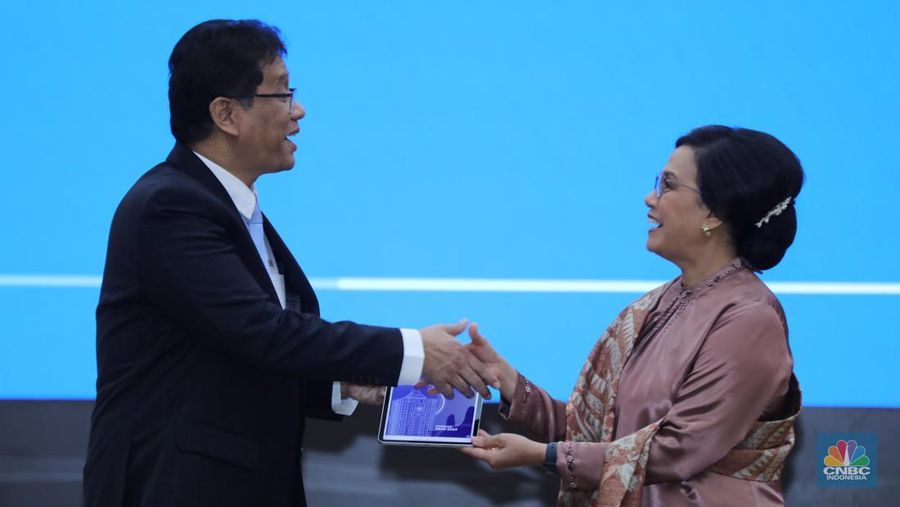 Menteri Keuangan Purbaya Yudhi Sadewa (kiri) saat acara Serah Terima Jabatan Menteri Keuangan di Aula Mezanin Gd Juanda 1, Kementerian Kuangan, Jakarta, Selasa (9/9/2025). (CNBC Indonesia/Tri Susilo)