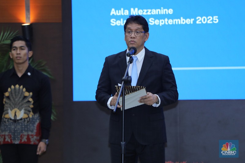 Menteri Keuangan Purbaya Yudhi Sadewa (kiri) saat acara Serah Terima Jabatan Menteri Keuangan di Aula Mezanin Gd Juanda 1, Kementerian Kuangan, Jakarta, Selasa (9/9/2025). (CNBC Indonesia/Tri Susilo)