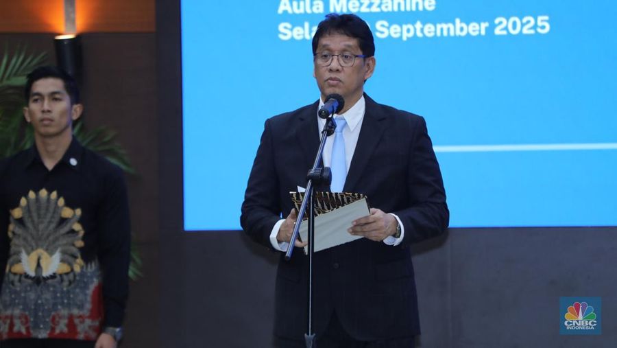 Menteri Keuangan Purbaya Yudhi Sadewa (kiri) saat acara Serah Terima Jabatan Menteri Keuangan di Aula Mezanin Gd Juanda 1, Kementerian Kuangan, Jakarta, Selasa (9/9/2025). (CNBC Indonesia/Tri Susilo)